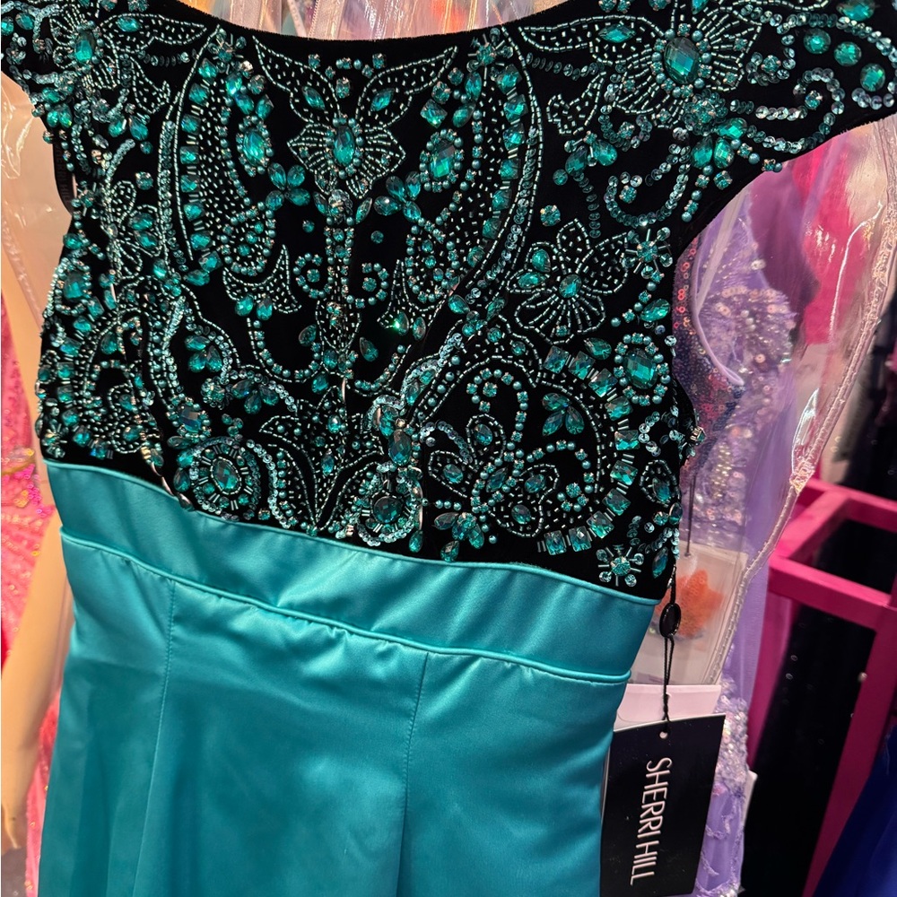 Sherri Hill Style #51373
Color: black/turquoise
Size: 4
Never worn with tags!